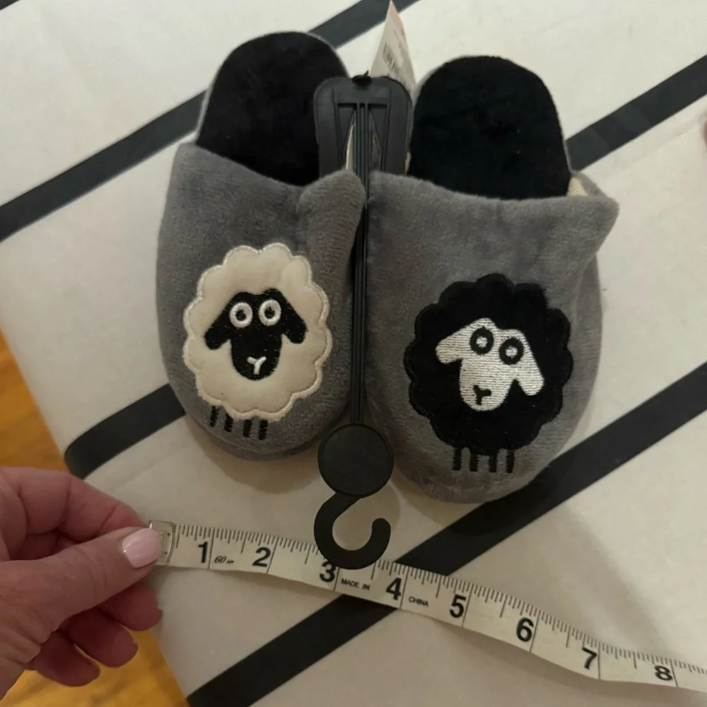 The CUTEST, coziest comfy slipper for your little! 1 white sheep/1 black sheep🐑